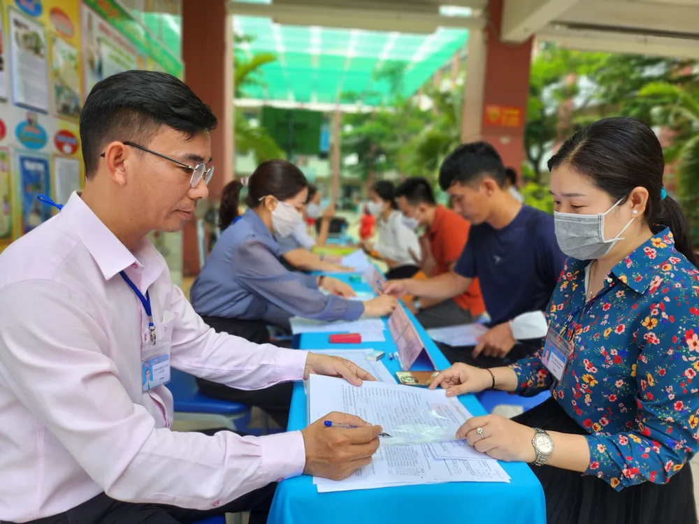 Phụ huynh đến trường nộp hồ sơ nhập học cho con vào lớp 1 năm học 2023-2024. Ảnh: NGUYỄN QUYÊN tuyển sinh đầu cấp