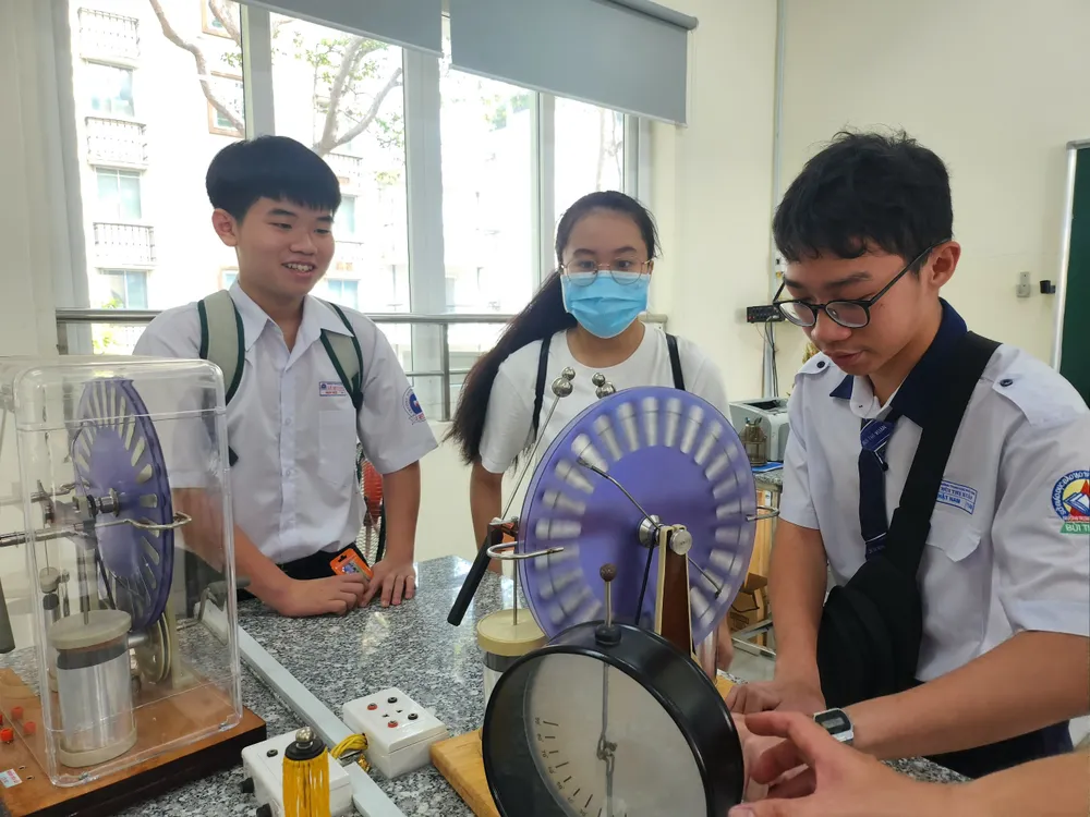 Học sinh lớp 9 tham quan tại Trường THPT Bùi Thị Xuân, quận 1. Ảnh: NGUYỄN QUYÊN đăng ký nguyện vọng vào lớp 10