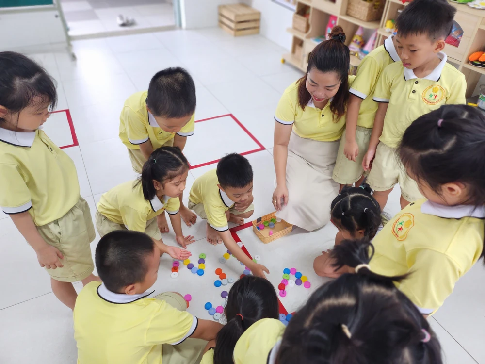 Học sinh ghép các vật dụng thành chữ cái. Ảnh: NGUYỄN QUYÊN học trước lớp 1