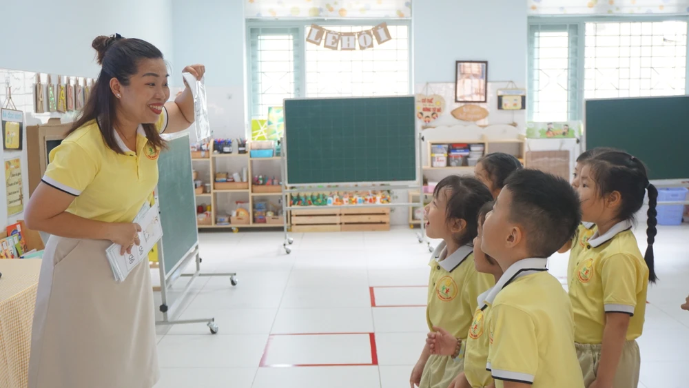 Một giờ học làm quen với chữ cái của các bé lớp lá Trường Mầm non Mai Vàng, quận Gò Vấp. Ảnh: NGUYỄN QUYÊN học trước lớp 1