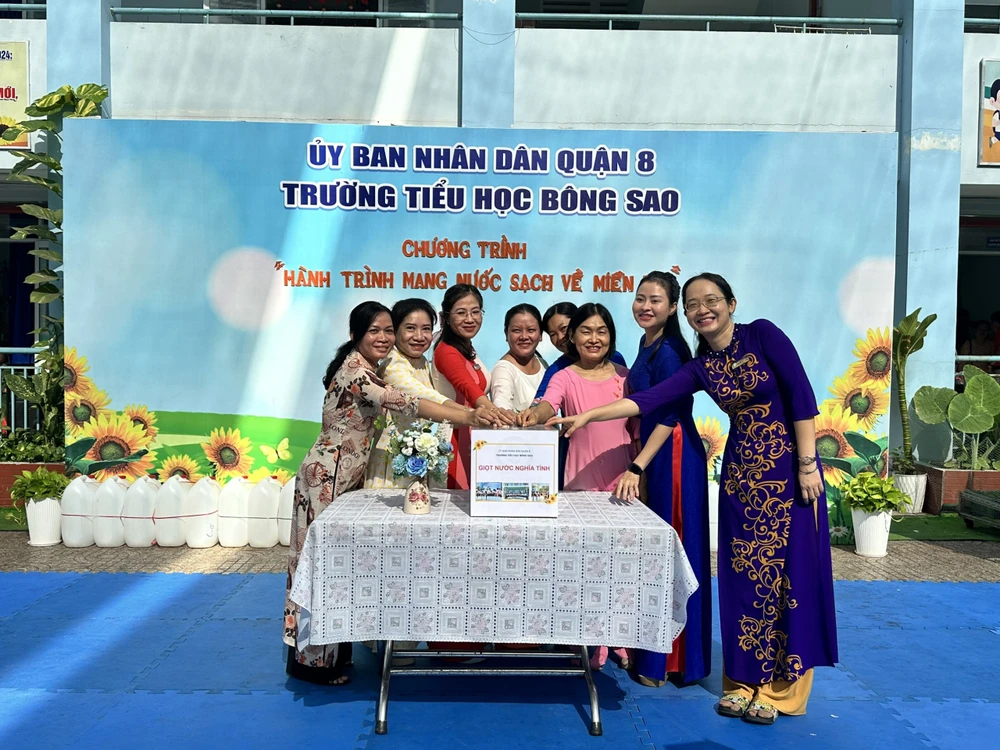 mang nước sạch về miền Tây