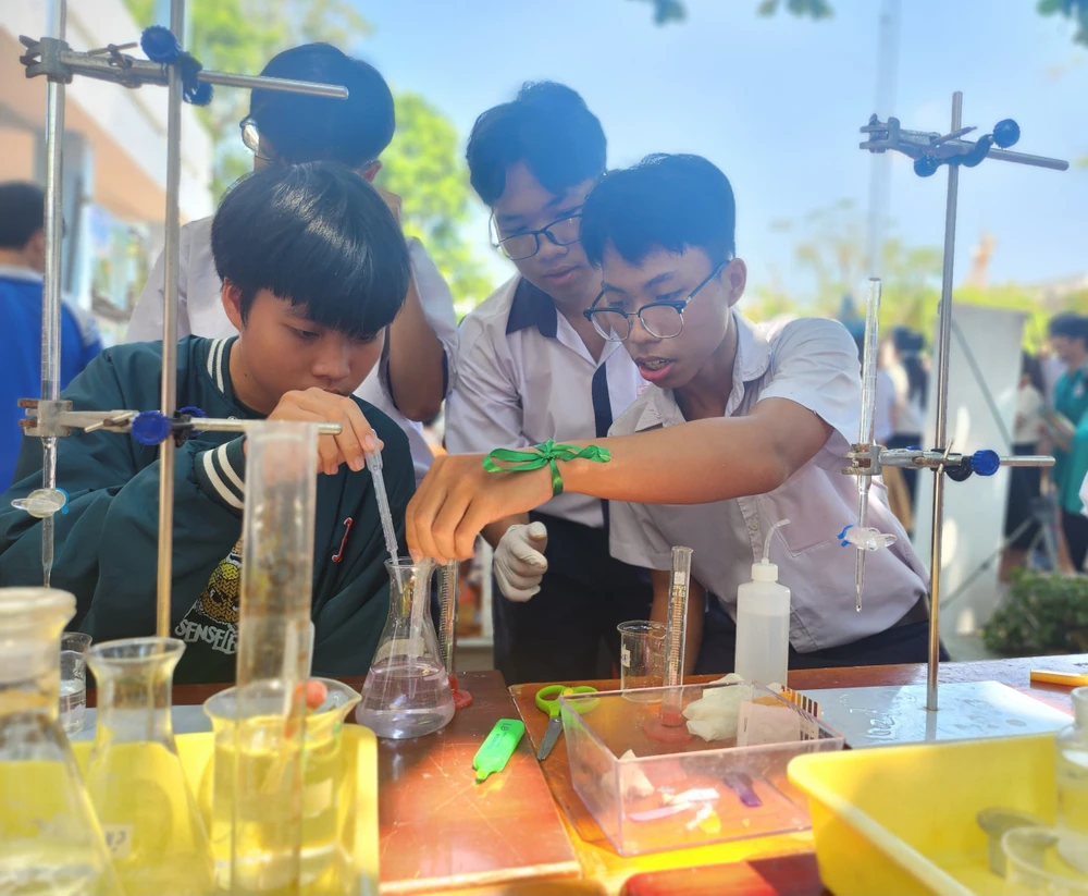 Sau khi kết thúc thời gian đăng ký nguyện vọng, Sở GD&ĐT sẽ có rà soát để có kế hoạch bổ sung chỉ tiêu đối với tình hình thực tế của từng trường. Trong ảnh: Học sinh lớp 9 tham dự ngày hội trải nghiệm tại Trường THPT Võ Trường Toản, quận 12. Ảnh: NGUYỄN QUYÊN chỉ tiêu vào lớp 10