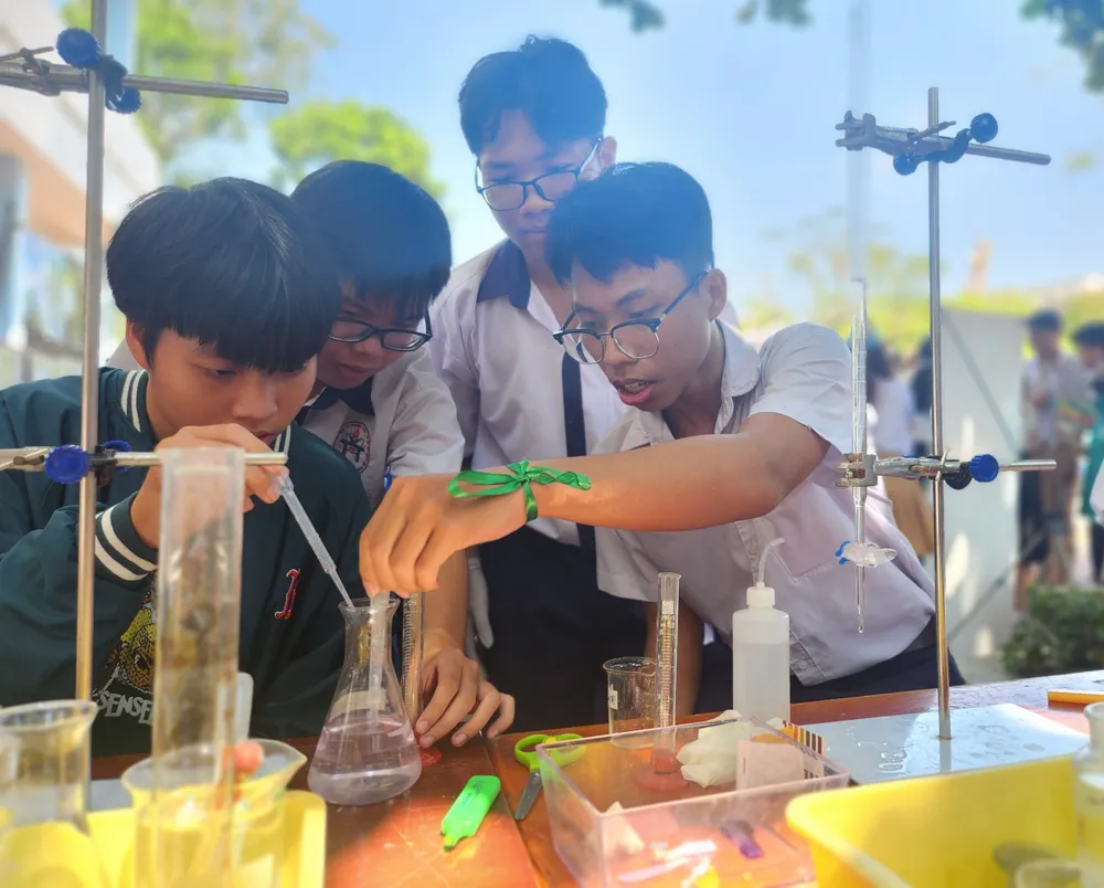Học sinh lớp 9 tham quan Trường THPT Võ Trường Toản, quận 12. Ảnh minh họa: NGUYỄN QUYÊN giao chỉ tiêu tuyển sinh