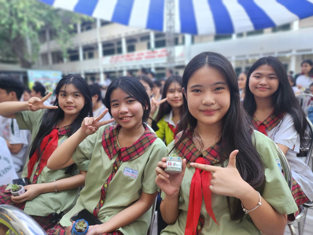 Học sinh lớp 9 tham quan tại Trường THPT Hùng Vương, quận 5. Ảnh: NGUYỄN QUYÊN tỉ lệ chọi vào lớp 10