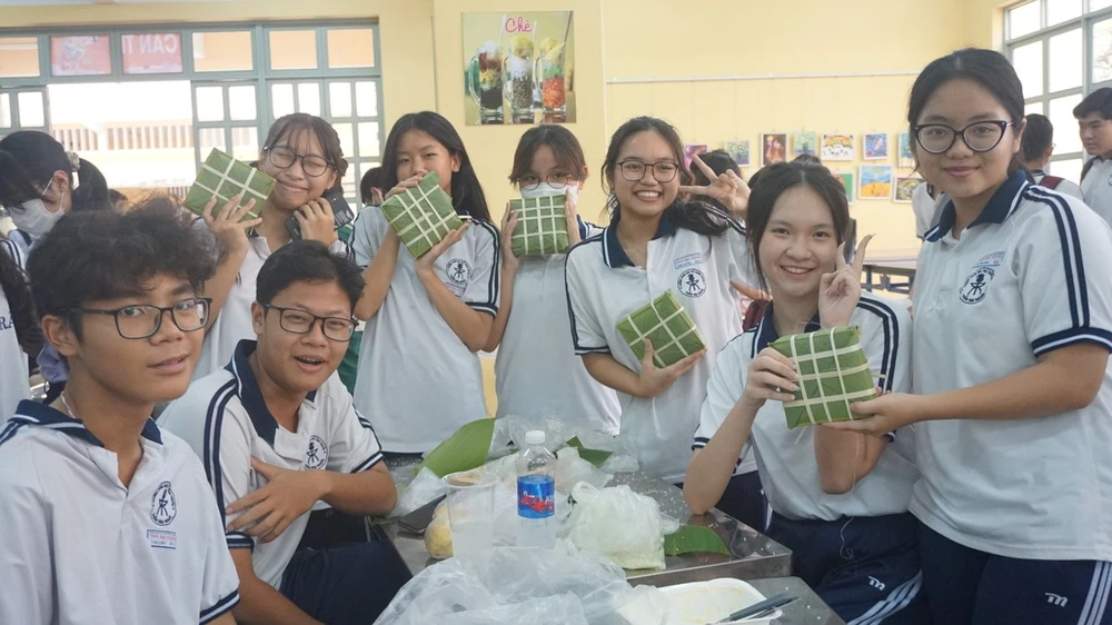 Học sinh Trường THPT chuyên Trần Đại Nghĩa tham gia gói bánh chưng trong một hoạt động vì cộng đồng. Ảnh: NGUYỄN QUYÊN Trường THCS và THPT Trần Đại Nghĩa