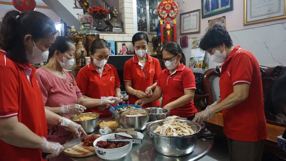 Mọi người chế biến nguyên vật liệu chuẩn bị món xôi thơm ngon tặng bà con bữa sáng 0 đồng bữa sáng 0 đồng