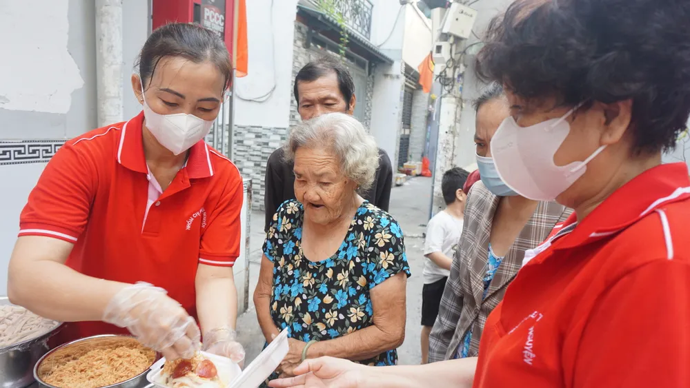 Xôi được trao tận tay bà con khi còn nóng hổi với đầy đủ món bua-sang-0-dong-2.JPG