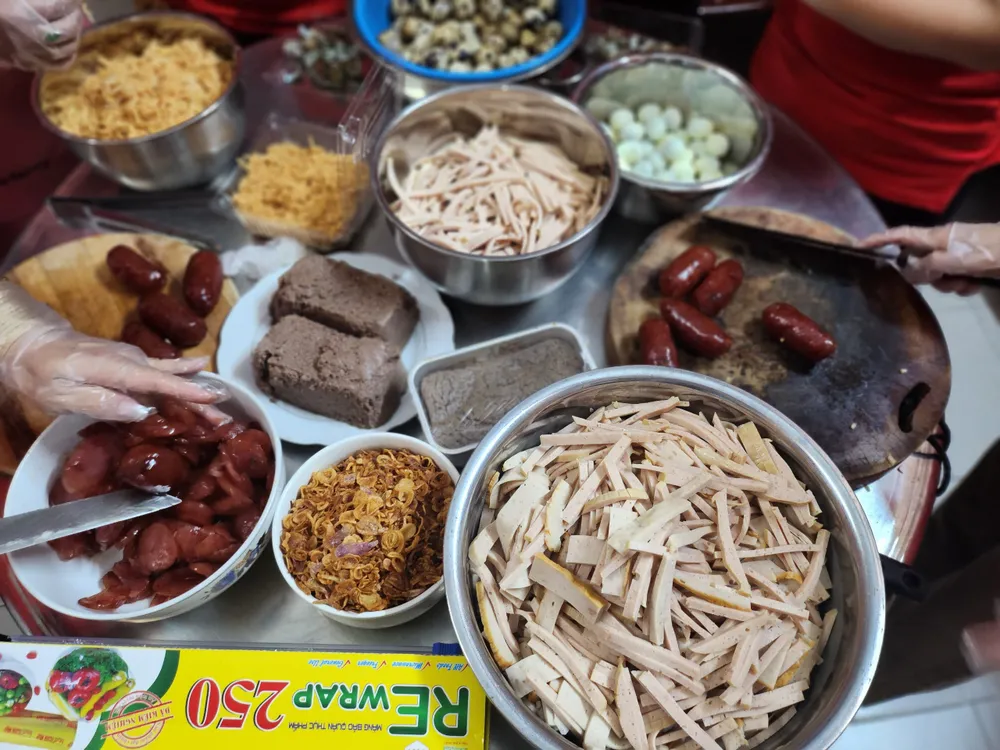 Nguyên vật liệu ăn cùng với xôi do các cô tự làm vừa tiết kiệm, vừa ngon bua-sang-0-dong-4.jpg