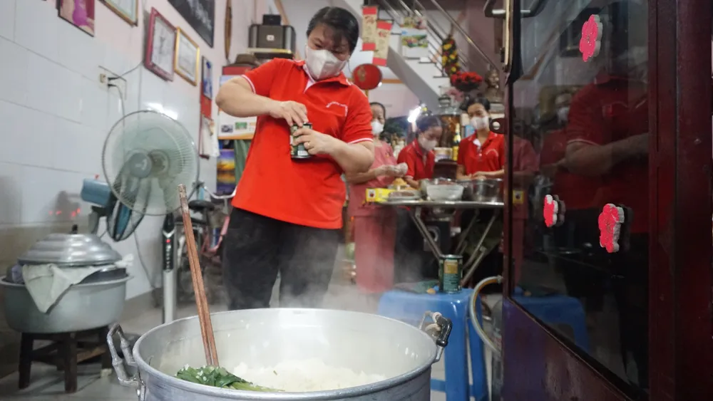 Để nồi xôi thơm ngon không thể thiếu nước cốt dừa bua-sang-0-dong-7.JPG