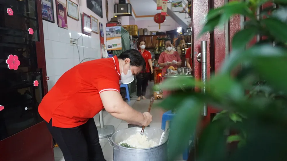 Cô Trần Ngọc Du Miên chịu trách nhiệm chính về nồi xôi bua-sang-0-dong-8.JPG