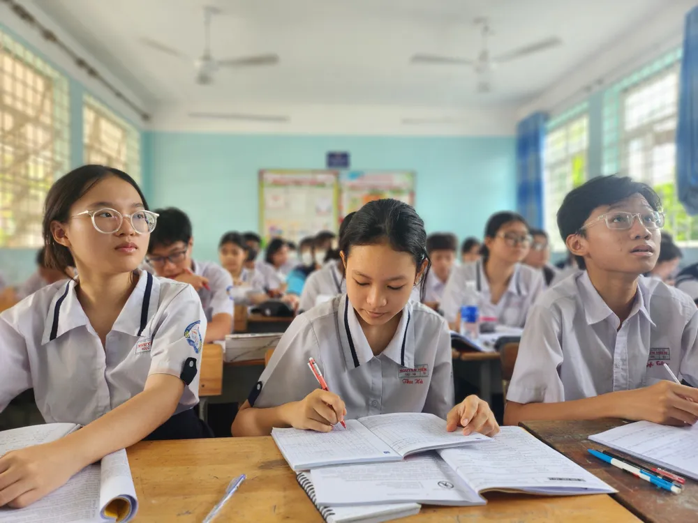Học sinh lớp 9 Trường THCS Nguyễn Hiền, quận 12 trong một giờ ôn tập cho kỳ thi vào lớp 10 sắp tới. Ảnh: NGUYỄN QUYÊN điều chỉnh nguyện vọng