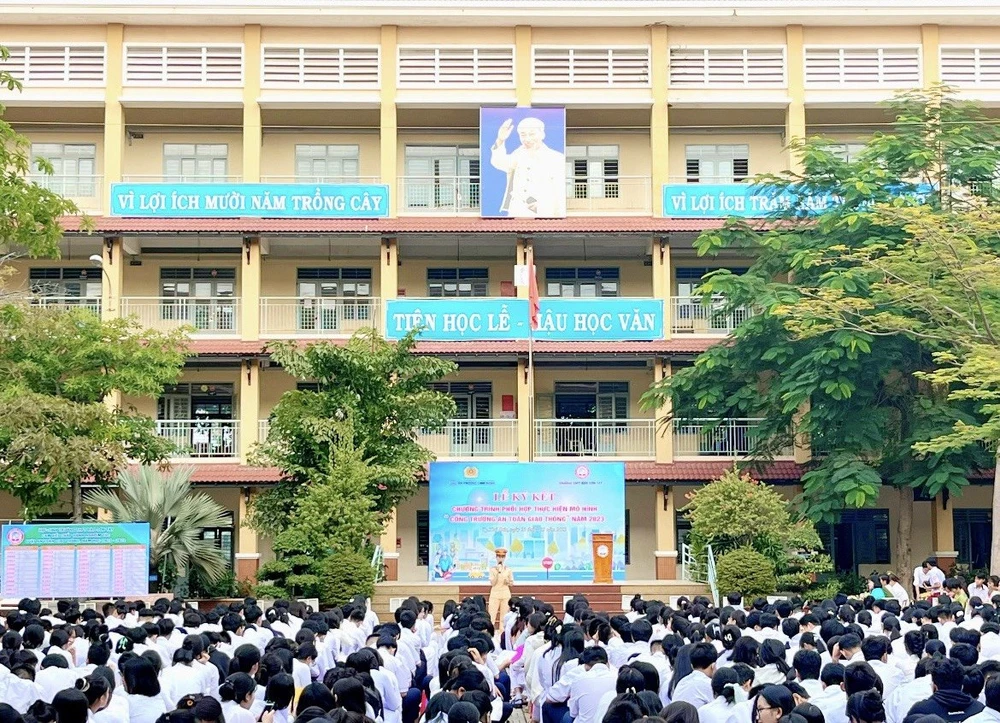 học sinh đi xe phân khối lớn