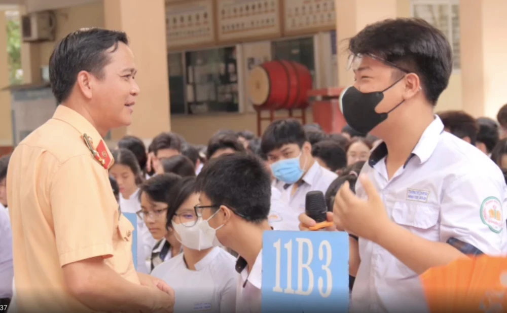 Trường THPT Thanh Đa mời công an về tuyên truyền, giáo dục học sinh tuân thủ luật lệ an toàn giao thông. Ảnh: NTCC z5456595394941_3f52b1aaa8fd75a64960fe629692b246.jpg
