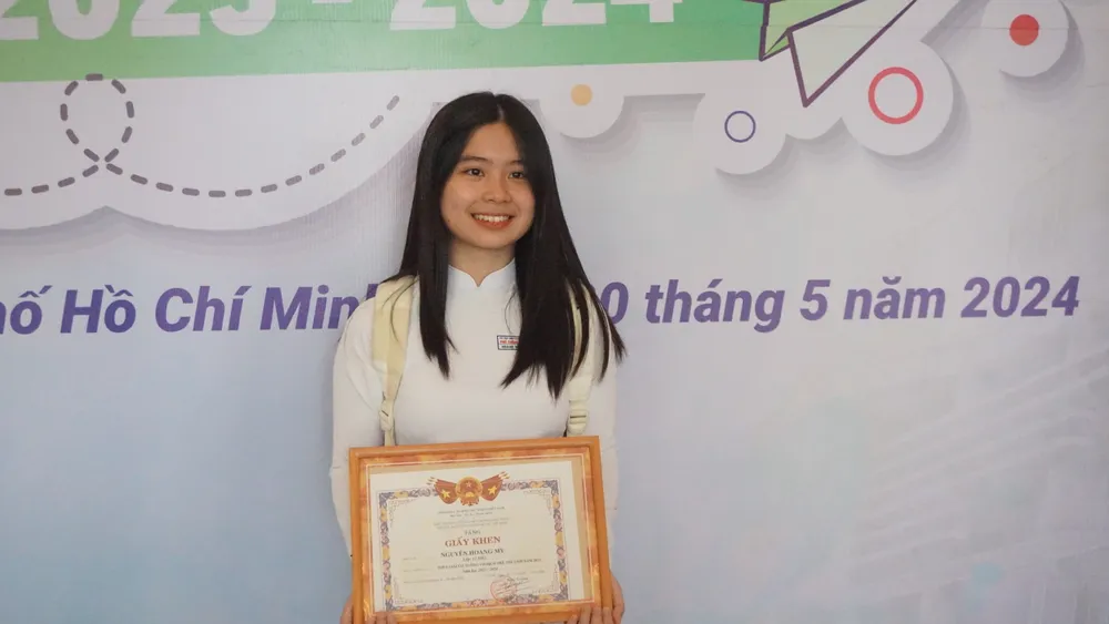 Em Nguyễn Hoàng My (học sinh lớp 11 XH2) bắt đầu chơi cờ tướng từ năm lớp 3. Thành tích Hoàng My đạt được trong năm học này là thành tích cao nhất của em tại đấu trường quốc tế. Ảnh: NGUYỄN QUYÊN Truong-pho-thong-nang-khieu-4.JPG