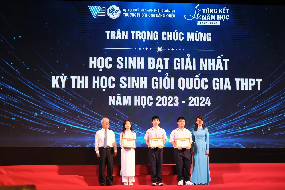 Lãnh đạo Trường Phổ thông Năng khiếu, Đại học Quốc gia khen thưởng cho học sinh đạt thành tích cao trong kỳ thi học sinh giỏi quốc gia và Olympic. Ảnh: NTCC Trường Phổ thông Năng khiếu