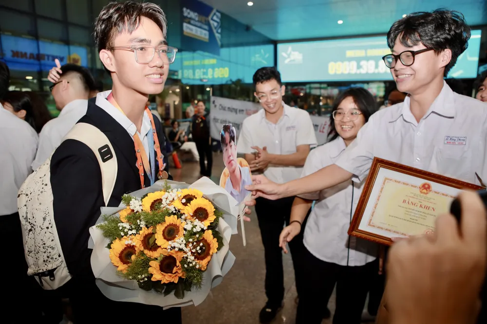 Bạn bè tặng hoa, in hình chúc mừng Nguyễn Lê Quốc Bảo. Ảnh: NGUYỆT NHI giai-nhi-khoa-hoc-ky-thuat-4.jpg