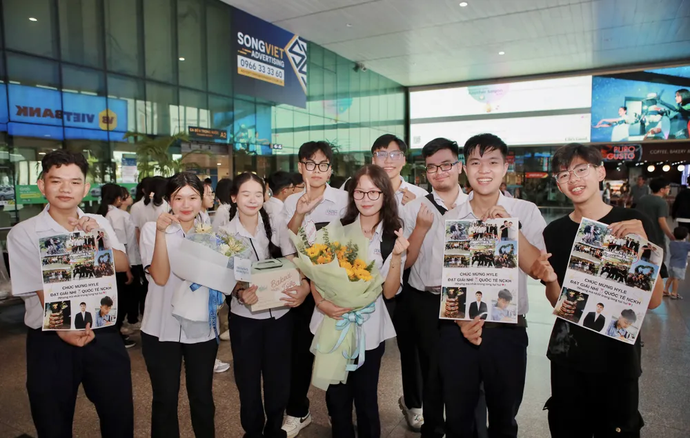 Học sinh Trường THPT chuyên Lê Hồng Phong đã chuẩn bị nhiều món quà độc đáo để tặng hai nam sinh đạt giải nhì khoa học kỹ thuật. Ảnh: NGUYỆT NHI giải nhì khoa học kỹ thuật
