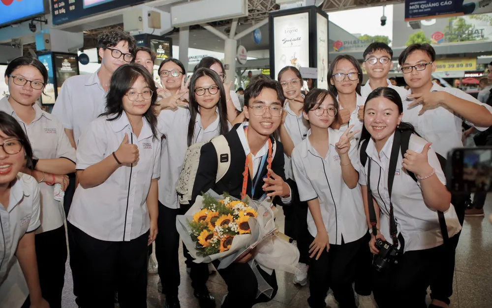 Nguyễn Lê Quốc Bảo chia sẻ cảm xúc như vỡ òa khi nhận được sự chào đón nồng nhiệt và những món quà ấn tượng từ các bạn ngay khi vừa bước xuống sân bay. Ảnh: NGUYỆT NHI giai-nhi-khoa-hoc-ky-thuat-7.jpg