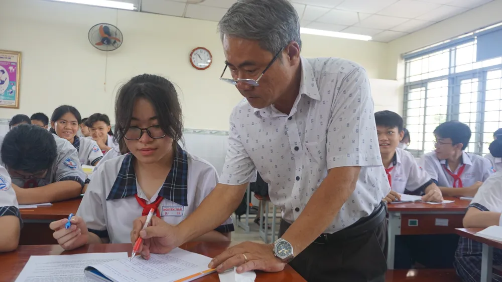 Thầy trò Trường THCS Nguyễn Trãi, quận Gò Vấp trong 1 giờ học. Ảnh: NGUYỄN QUYÊN chuyển trường