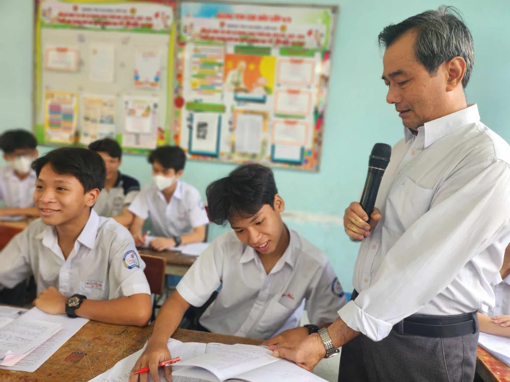 Thầy Tô Thiện Thảo hướng dẫn học trò cách làm bài. Ảnh: NGUYỄN QUYÊN thi vào lớp 10