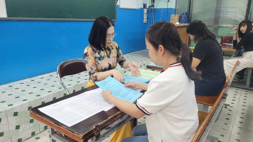 Phụ huynh Trường THCS Lê Quý Đôn, quận 3 ký kiểm dò nguyện vọng thi vào lớp 10. Ảnh: THANH TRANG thi vào lớp 10