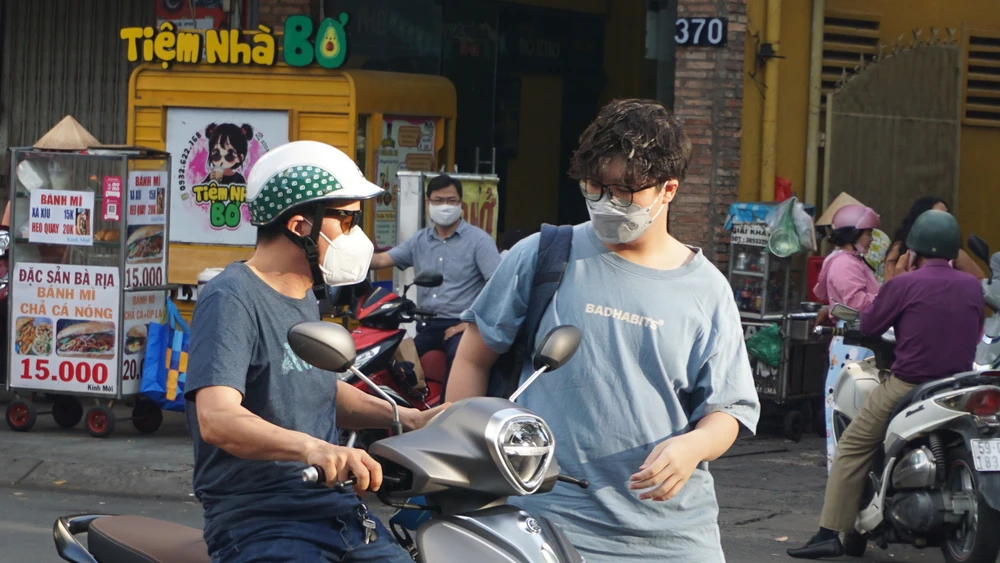 Phụ huynh đưa con đến điểm thi Trường Phổ Thông Năng khiếu, Đại học Quốc gia TP.HCM. Ảnh: NGUYỄN QUYÊN Trương-pho-thong-nang-khieu-1.JPG