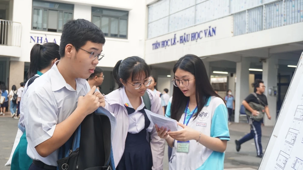 Thí sinh xem sơ đồ phòng thi. Ảnh: NGUYỄN QUYÊN Trương-pho-thong-nang-khieu-2.JPG