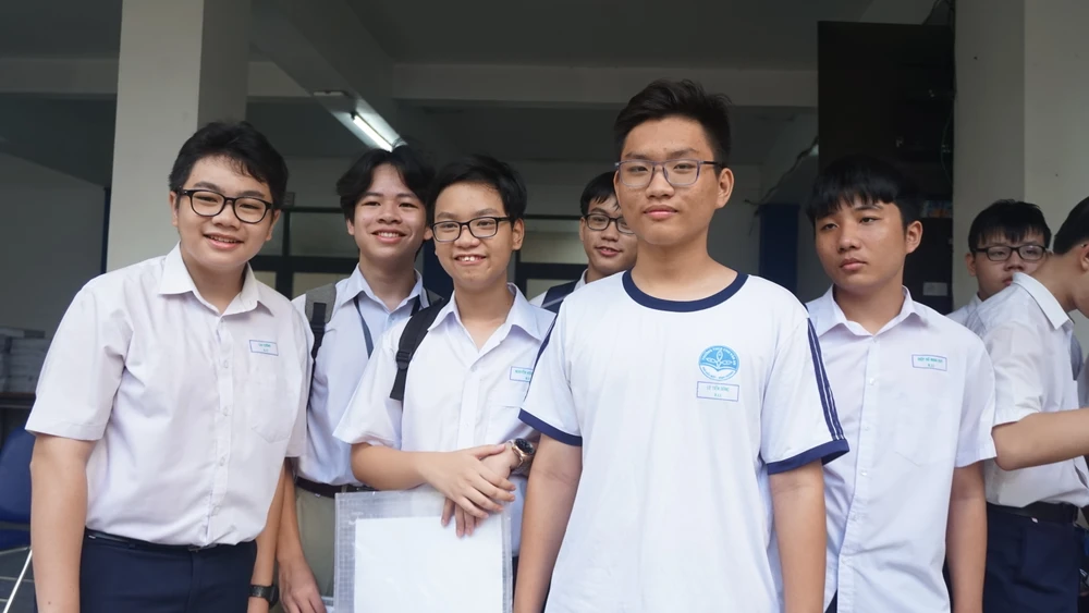 Thí sinh tham dự kỳ thi vào lớp 10 Trường Phổ thông Năng khiếu, Đại học Quốc gia TP.HCM. Ảnh: NGUYỄN QUYÊN Trường Phổ thông Năng khiếu