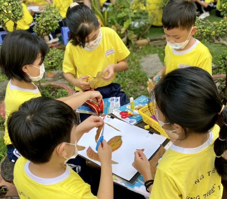 Một giờ học mĩ thuật của học sinh Trường Tiểu học Lương Thế Vinh, quận Gò Vấp. Ảnh: NTCC con-khong-duoc-giay-khen (2).jpg