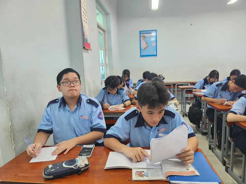 Học sinh lớp 9 Trường THCS Đoàn Thị Điểm, quận 3 tăng tốc ôn tập để chuẩn bị cho kỳ thi tuyển sinh vào lớp 10 sẽ diễn ra vào ngày 6 và 7-6 sắp tới. Ảnh: NGUYỄN QUYÊN tổ chức các kỳ thi