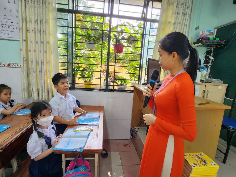 Sở GD&ĐT đang đề xuất hỗ trợ giáo viên tiếng Anh và các bộ môn đặc thù khó tuyển dụng từ 30 -50 triệu đồng mỗi năm. Trong ảnh: Một giờ học của cô trò Trường Tiểu học Lương Thế Vinh, quận Gò Vấp. Ảnh: NGUYỄN QUYÊN Hỗ trợ giáo viên tiếng Anh