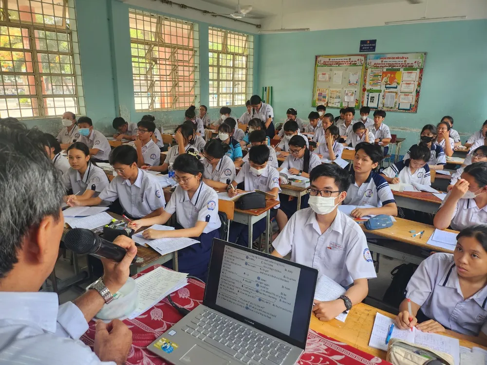 Một giờ học tiếng Anh của thầy trò Trường THCS Nguyễn Hiền, quận 12. Ảnh minh họa: NGUYỄN QUYÊN Thi vào lớp 10