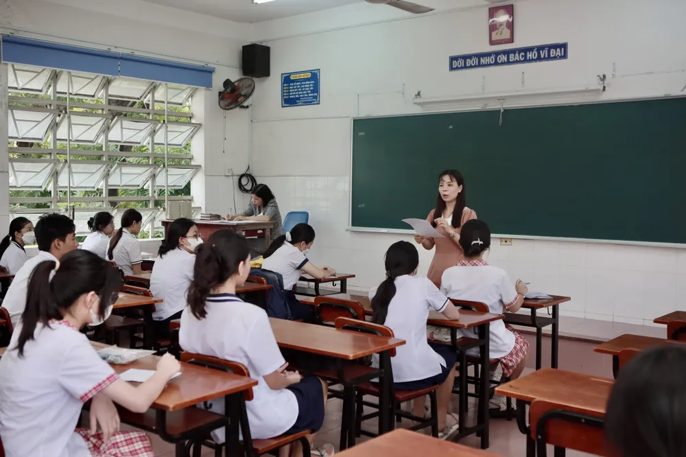 Cán bộ coi thi phổ biến quy chế thi cho các thí sinh. Ảnh: NGUYỆT NHI thi vào lớp 10