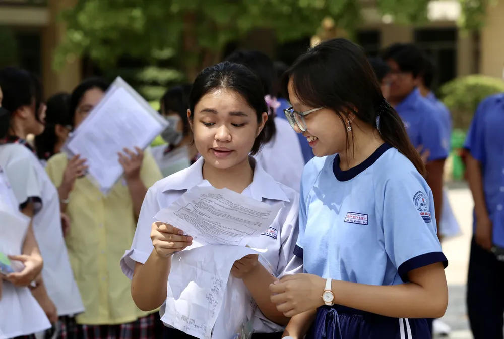 Học sinh khá hào hứng với đề Văn thi vào lớp 10. Ảnh: HOÀNG GIANG de-van-thi-vao-lop-10-1.jpg