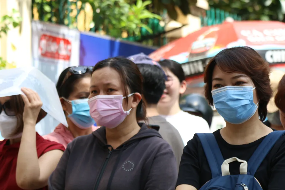 Phụ huynh ngóng trông con trước điểm thi. Ảnh: LONG VŨ thi-vao-lop-10-3.JPG