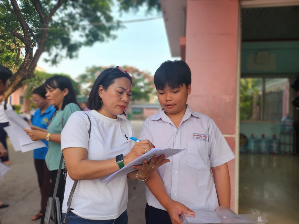 Ngoài điểm danh, các cô cũng dành cho học trò những lời chúc tốt đẹp trước khi bước vào bài thi môn Văn của kỳ thi vào lớp 10. Ảnh: NGUYỄN QUYÊN thi-vao-lop-10-3.jpg