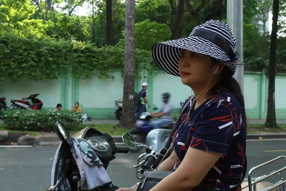 Cô Nguyễn Thị Nhẫn đang chờ đợi con hoàn thành xong bài thi môn Ngữ văn. Ảnh: LONG VŨ thi-vao-lop-10-4.png
