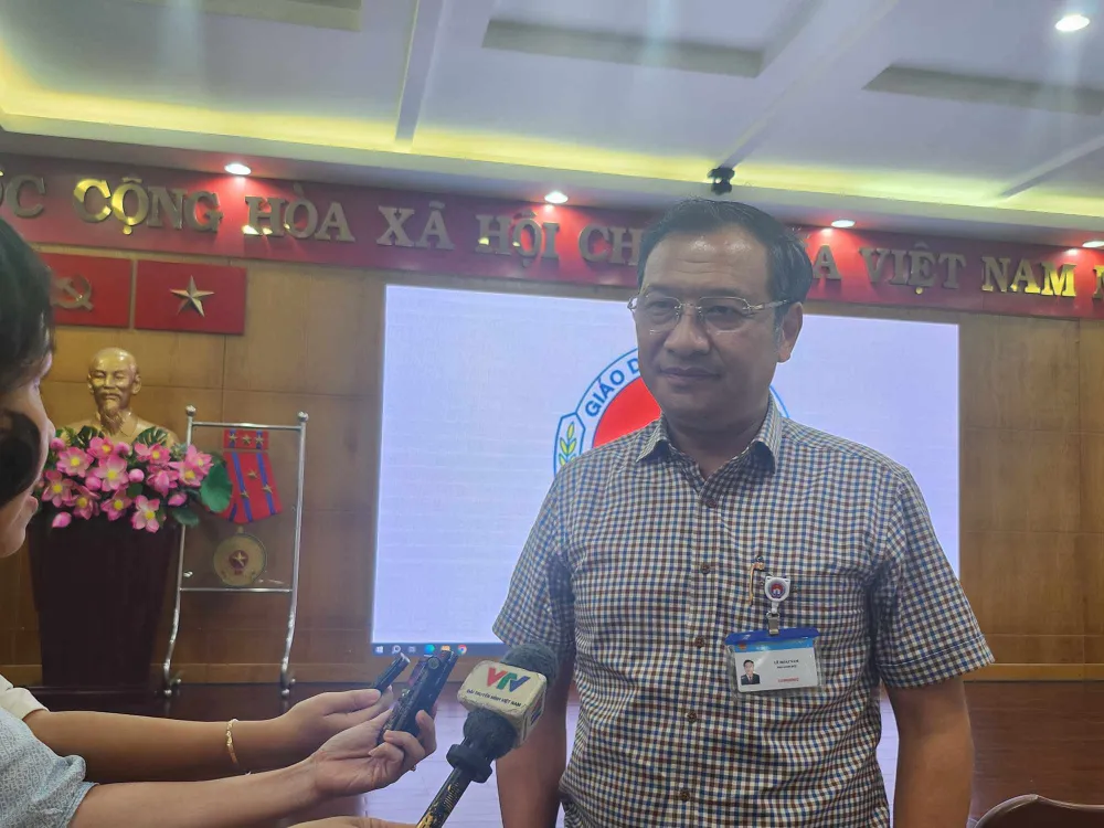 Ông Lê Hoài Nam, Phó Giám đốc Sở GD&ĐT TP.HCM trao đổi thông tin với báo chí. Ảnh: NGUYỄN QUYÊN Đe-Toán-thi-vao-lop-10.jpg