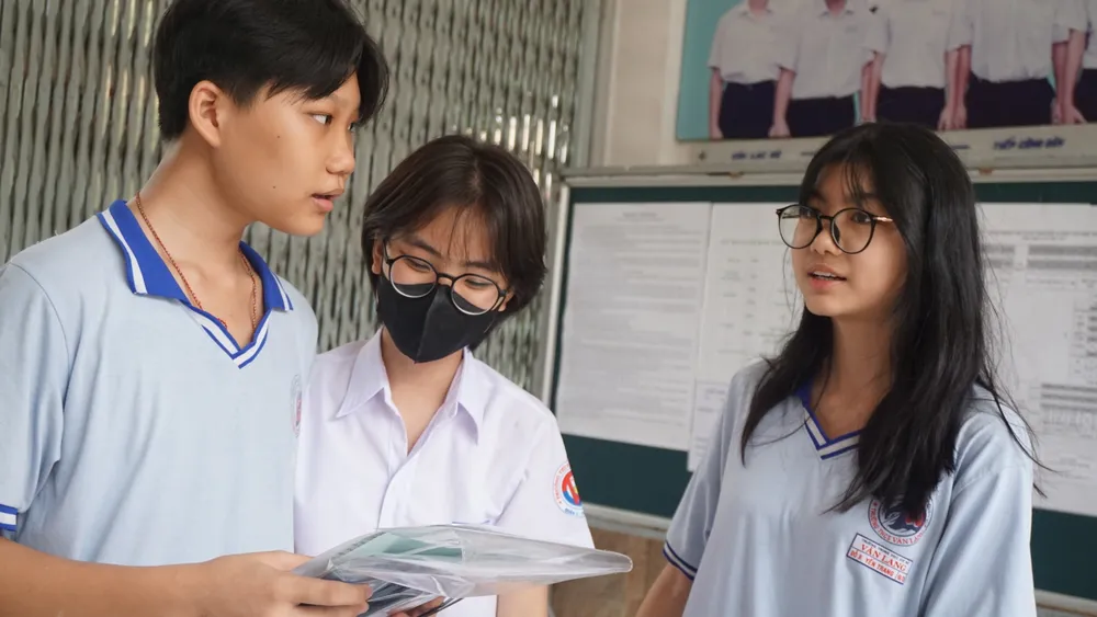 Thí sinh trao đổi bài sau giờ thi môn Toán. Ảnh: NGUYỄN QUYÊN Đề toán thi vào lớp 10