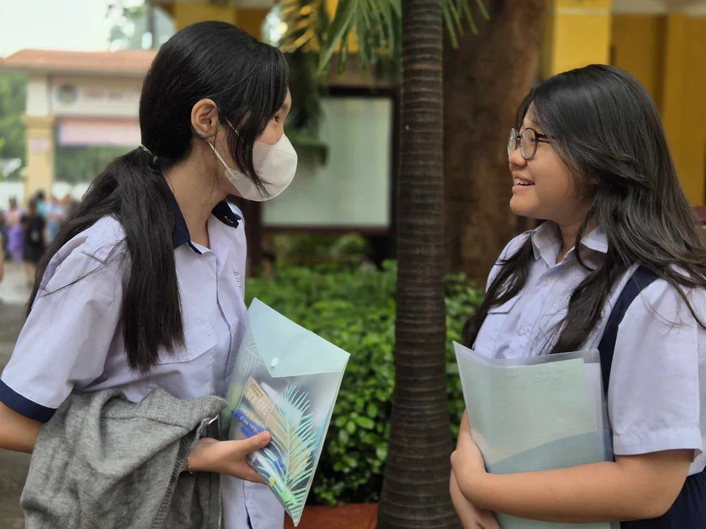 Thí sinh trao đổi bài sau giờ thi. Ảnh: NGUYỄN QUYÊN điểm chuẩn vào lớp 10