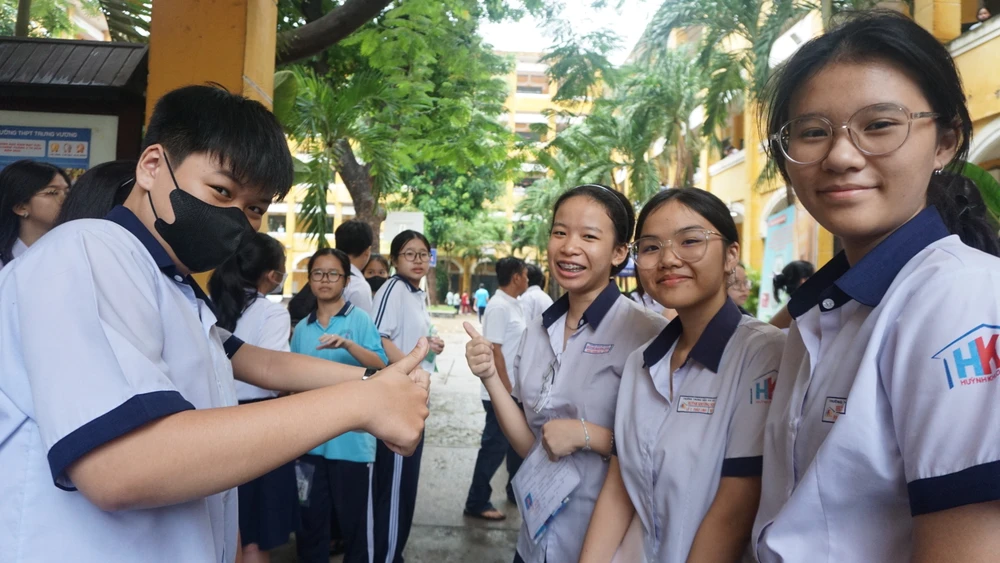 Các thí sinh khá thoải mái trước môn thi cuối cùng của kỳ thi vào lớp 10. Ảnh: NGUYỄN QUYÊN thi-vao-lop-10-2.JPG