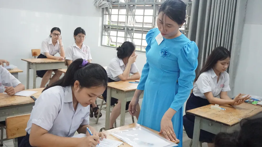 Thí sinh trong phòng thi. Ảnh: NGUYỄN QUYÊN thi-vao-lop-10.JPG