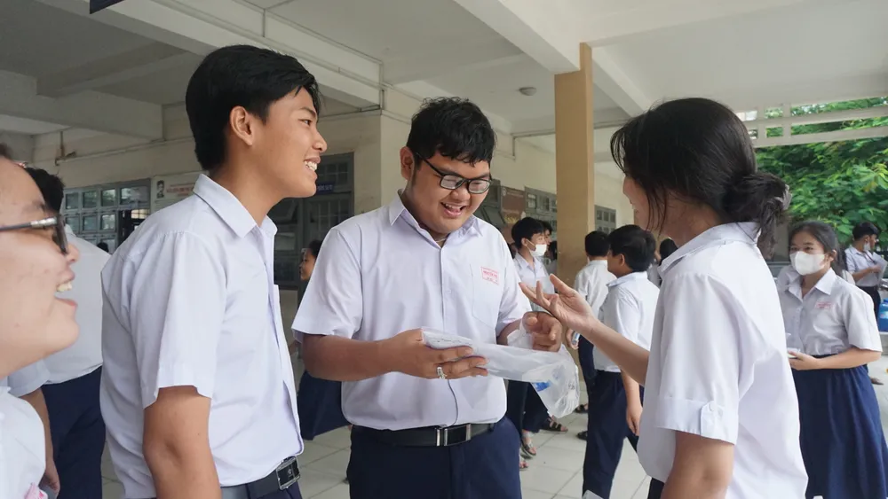 Thí sinh trò chuyện với bạn trước giờ thi môn Toán. Ảnh: NGUYỄN QUYÊN thi vào lớp 10