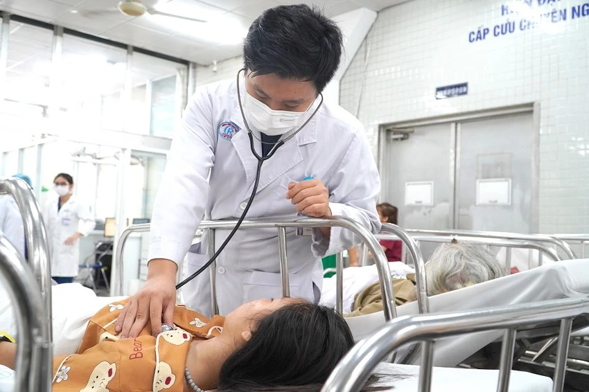 Nữ sinh nằm phòng riêng thi vào lớp 10 do tai nạn bất ngờ đã nhập viện cấp cứu sáng 7-6 vì đột ngột yếu tứ chi. Ảnh: BVCC thi vào lớp 10