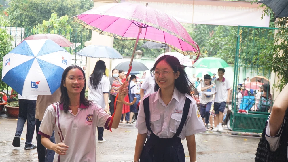 Thí sinh tham dự môn chuyên trong kỳ thi vào lớp 10 tại điểm thi Trường THPT Trưng Vương, quận 1. Ảnh: NGUYỄN QUYÊN thi vào lớp 10