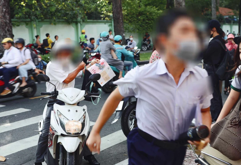 Đi trễ, thí sinh hớt hải chạy vào điểm thi. Ảnh: NGUYỆT NHI thi-vao-lop-10-9.jpg
