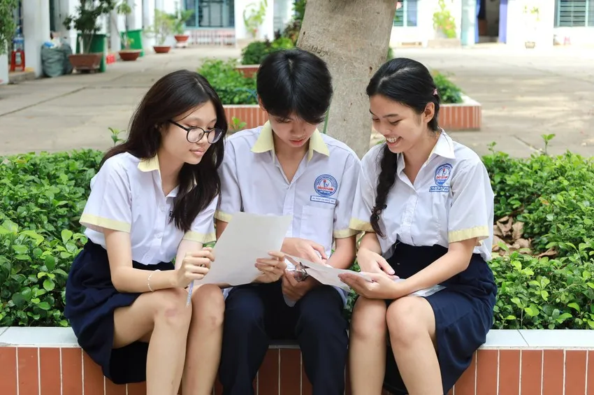 Thí sinh tươi cười sau giờ thi môn tiếng Anh. Ảnh: TRẦN MINH môn tiếng Anh thi vào lớp 10