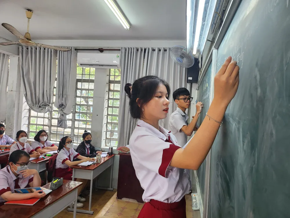 Học sinh lên bảng giải bài tập trong một tiết học tại Trường THPT Trường Chinh, quận 12. Ảnh: NGUYỄN QUYÊN thi-tot-nghiep-thpt-1-2.jpg
