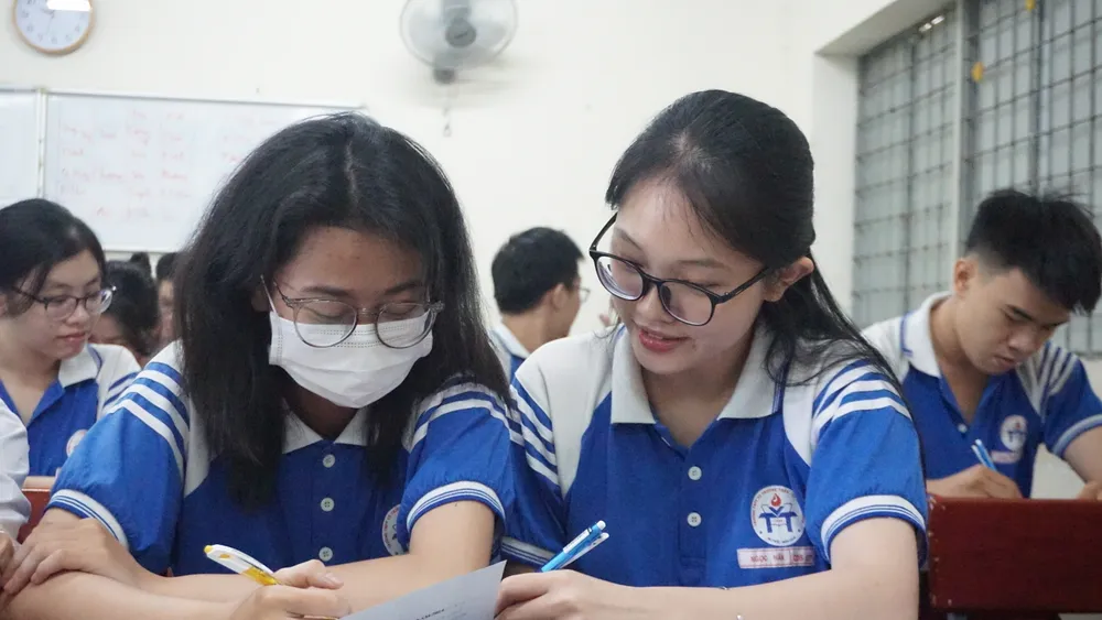Học sinh thảo luận bài trong một tiết học tại Trường THPT Võ Trường Toản, quận 12. Ảnh: NGUYỄN QUYÊN thi-tot-nghiep-thpt-1-3.JPG
