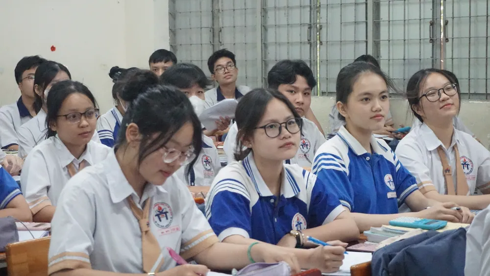 Học sinh lớp 12 Trường THPT Võ Trường Toản, quận 12 trong một tiết ôn tập. Ảnh: NGUYỄN QUYÊN thi tốt nghiệp THPT